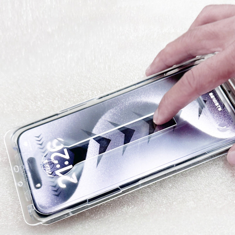 4K HD/Anti-Peeping-Displayschutz aus gehärtetem Glas mit automatischer Staubentfernungsinstallation für das iPhone