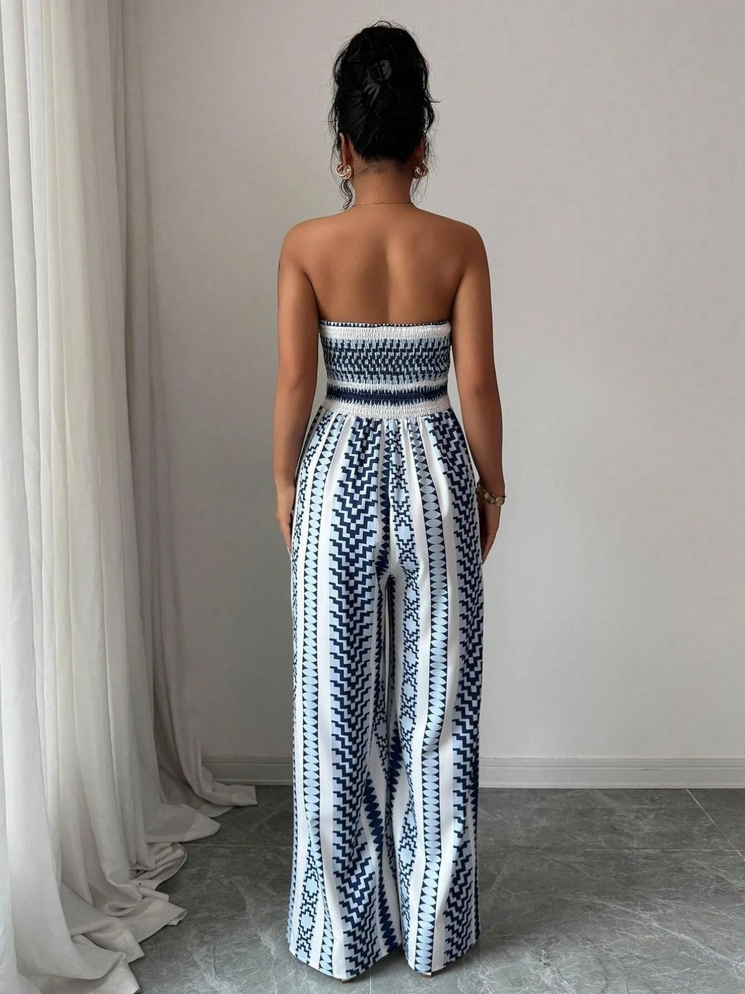 👗50% OFF NOW!💥Geometric Jumpsuit with Halter Neckline &amp; Side Slit – Unique print &amp; elastic back – Versatile, perfect for summer parties or resort wear ✨