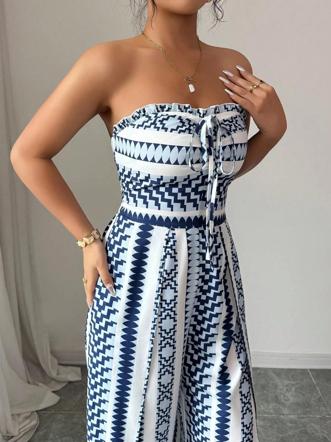 👗50% OFF NOW!💥Geometric Jumpsuit with Halter Neckline &amp; Side Slit – Unique print &amp; elastic back – Versatile, perfect for summer parties or resort wear ✨