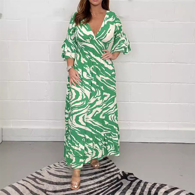 Vestito con un scollo a V, vita a strisce zebra e maniche 3/4