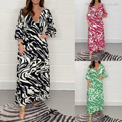 Vestito con un scollo a V, vita a strisce zebra e maniche 3/4