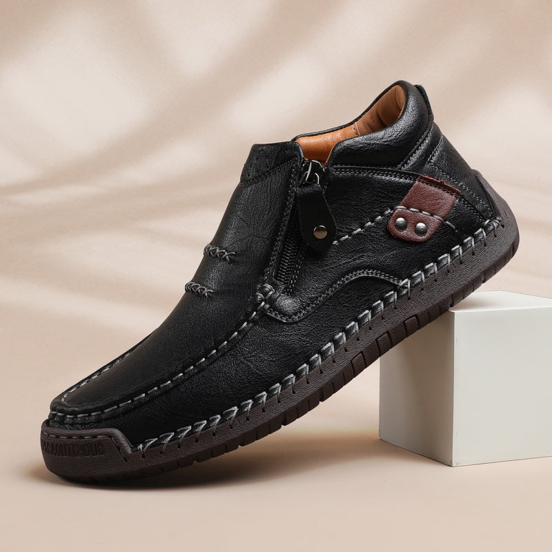 Zapatillas outdoor de estilo retro para hombre fabricadas en piel sintética.
