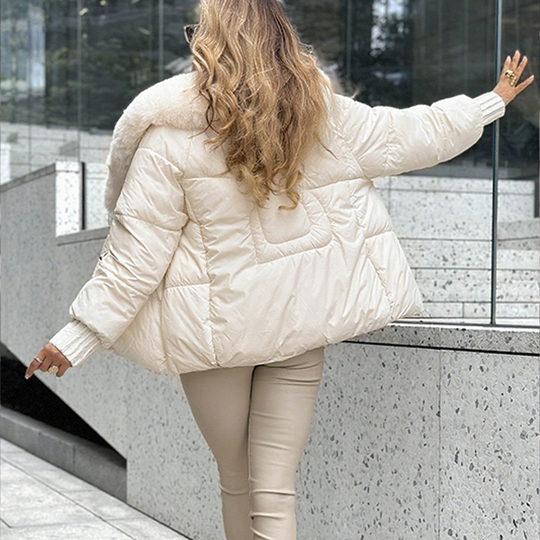 Stilvolle Steppjacke mit Kunstpelzkragen