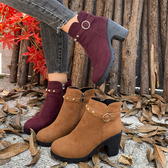 Botines de moda para mujer con tacón grueso.