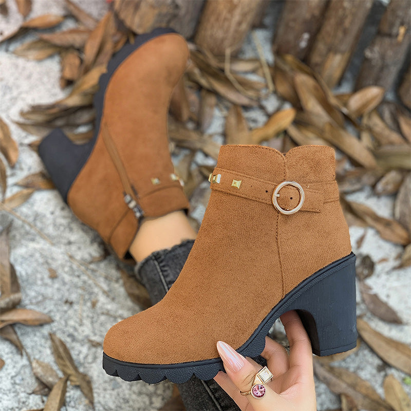 Botines de moda para mujer con tacón grueso.