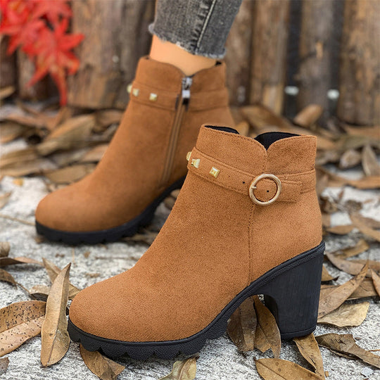 Botines de moda para mujer con tacón grueso.