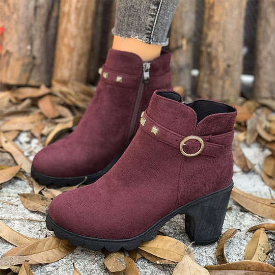 Botines de moda para mujer con tacón grueso.