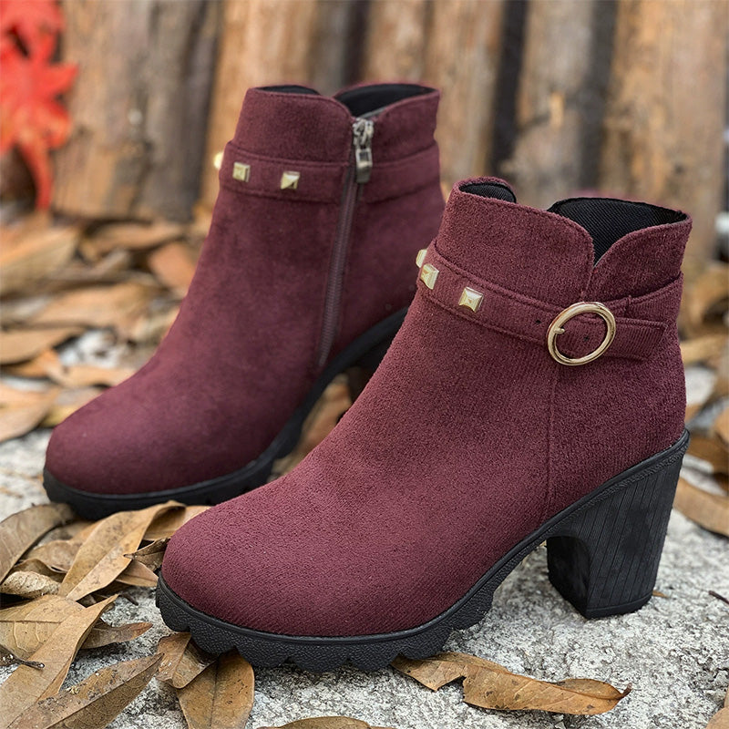 Botines de moda para mujer con tacón grueso.