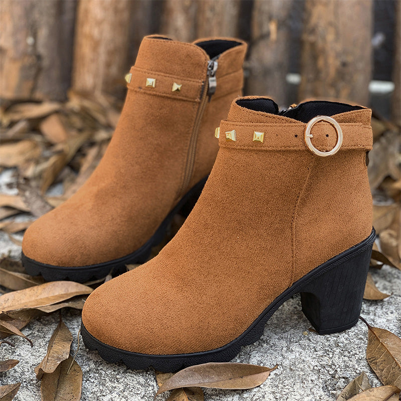 Botines de moda para mujer con tacón grueso.