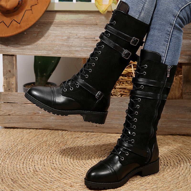 Botas militares vintage de mujer con cordones y hebilla.