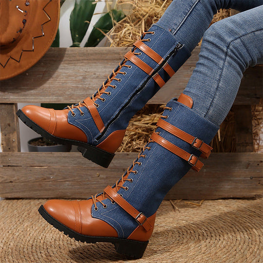 Botas militares vintage de mujer con cordones y hebilla.