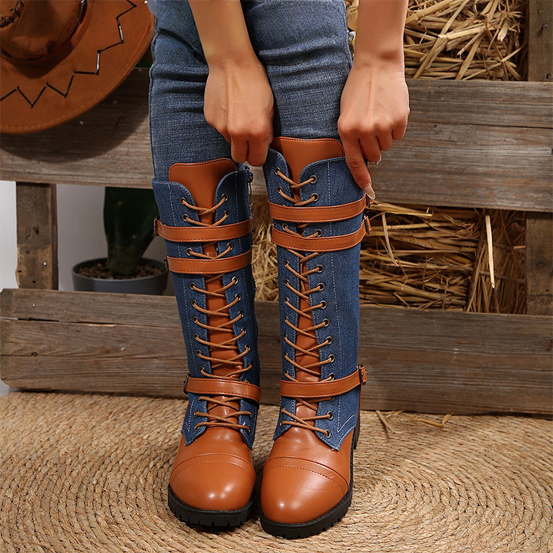 Botas militares vintage de mujer con cordones y hebilla.