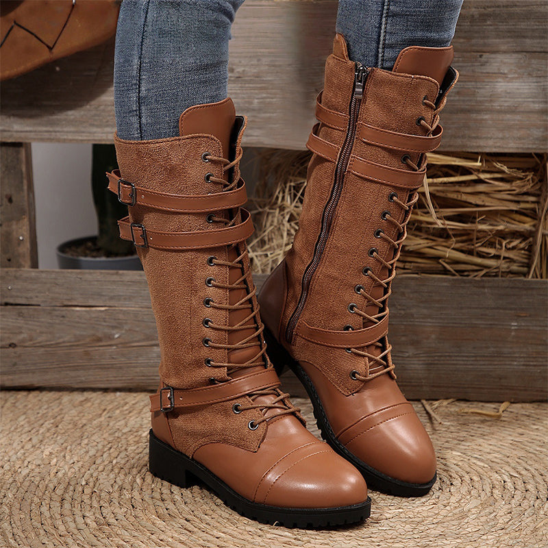 Botas militares vintage de mujer con cordones y hebilla.