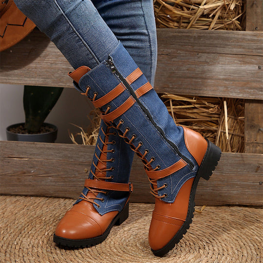 Botas militares vintage de mujer con cordones y hebilla.