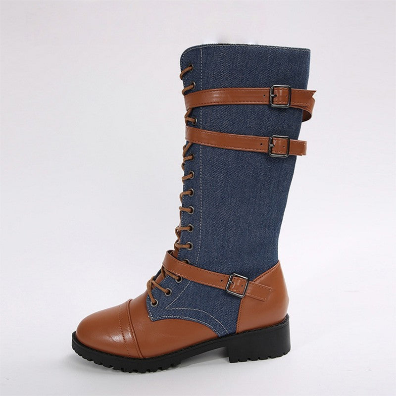 Botas militares vintage de mujer con cordones y hebilla.