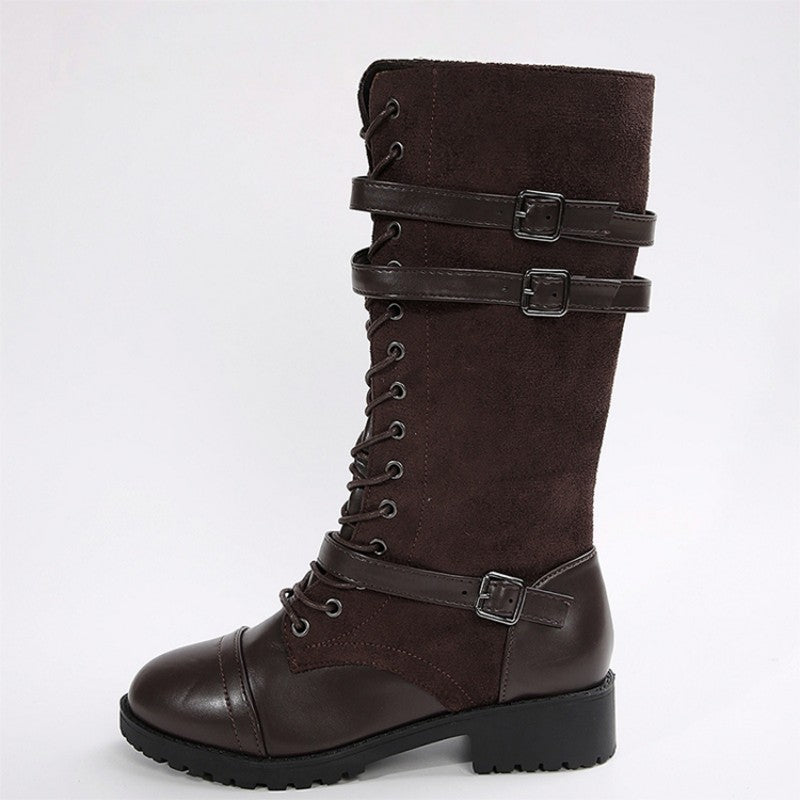 Botas militares vintage de mujer con cordones y hebilla.
