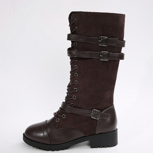 Botas militares vintage de mujer con cordones y hebilla.