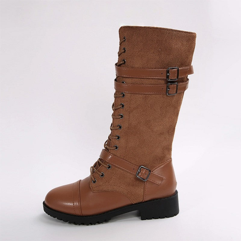 Botas militares vintage de mujer con cordones y hebilla.