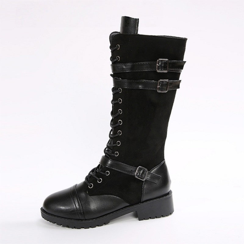 Botas militares vintage de mujer con cordones y hebilla.