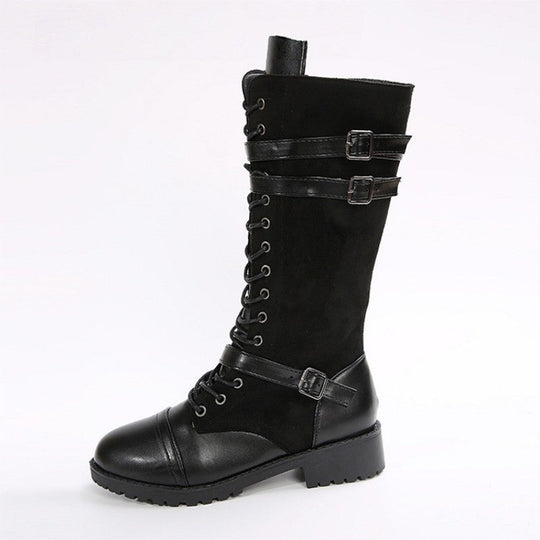 Botas militares vintage de mujer con cordones y hebilla.