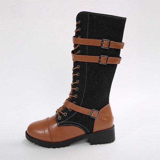 Botas militares vintage de mujer con cordones y hebilla.
