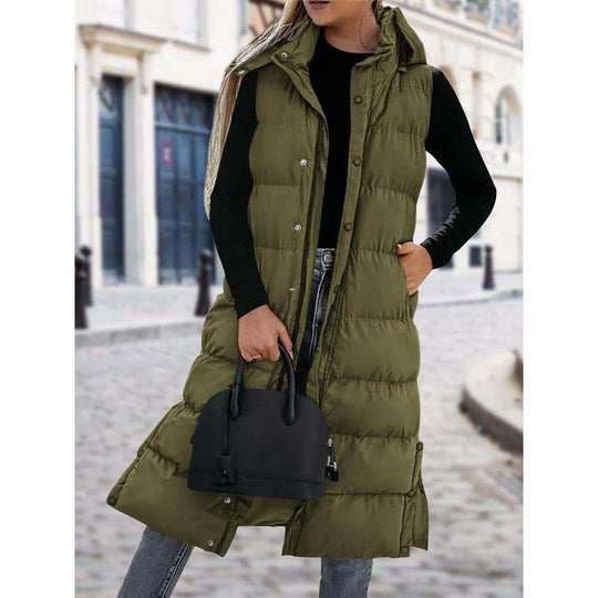 Lang vattert vest for dame med hette og knappelukking