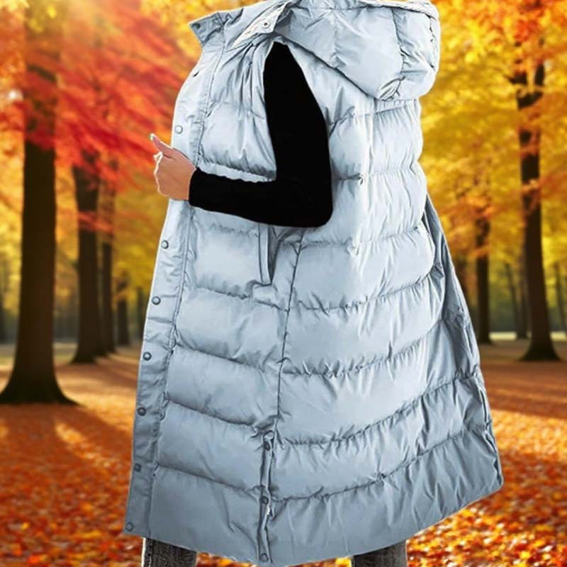 Lang vattert vest for dame med hette og knappelukking