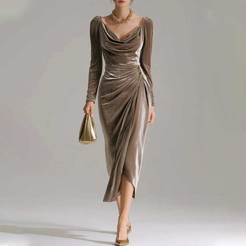 Langärmiges Kleid mit Kragen, gerafft und mit Schlitz