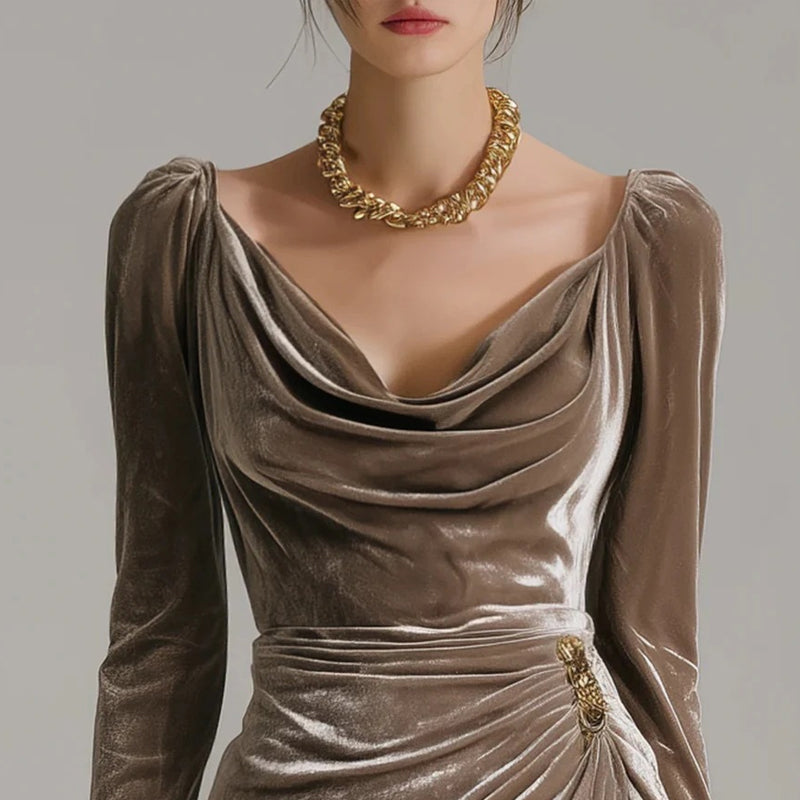 Langärmiges Kleid mit Kragen, gerafft und mit Schlitz