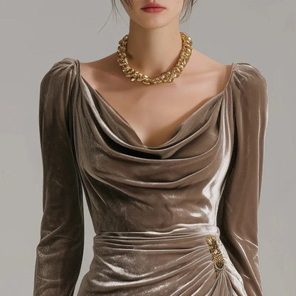 Langärmiges Kleid mit Kragen, gerafft und mit Schlitz