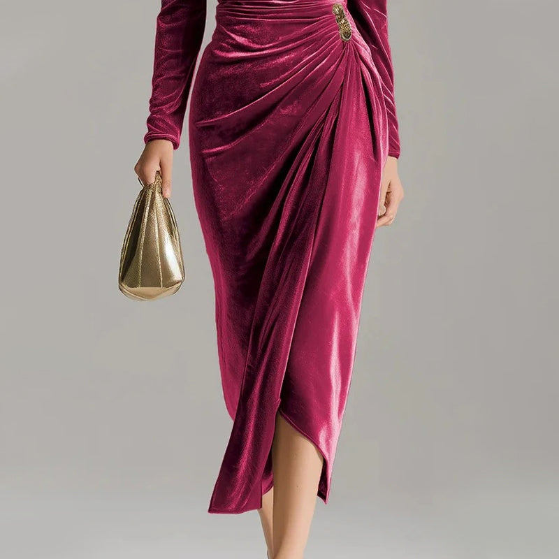 Langärmiges Kleid mit Kragen, gerafft und mit Schlitz