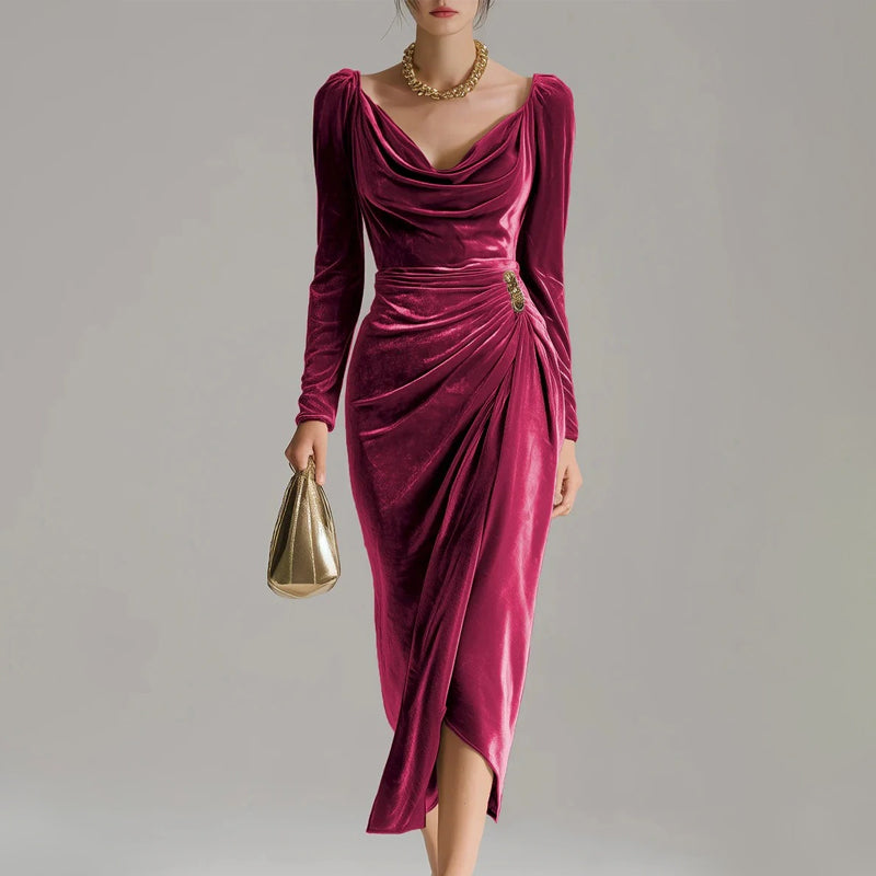 Langärmiges Kleid mit Kragen, gerafft und mit Schlitz