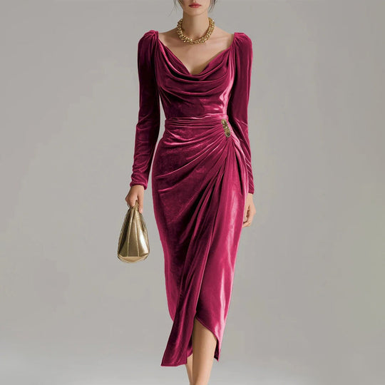 Langärmiges Kleid mit Kragen, gerafft und mit Schlitz