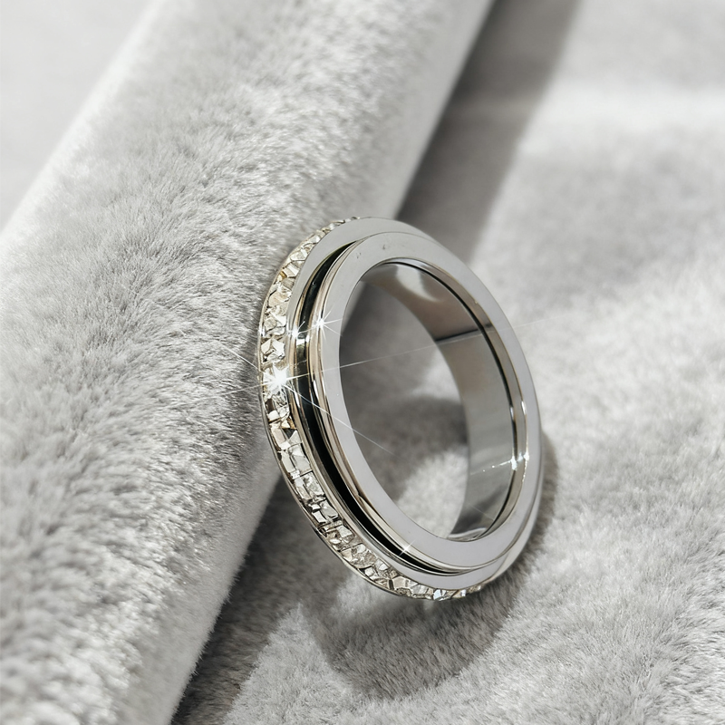 💖Drehbarer Spinner-Ring aus Titanstahl mit Zirkonia