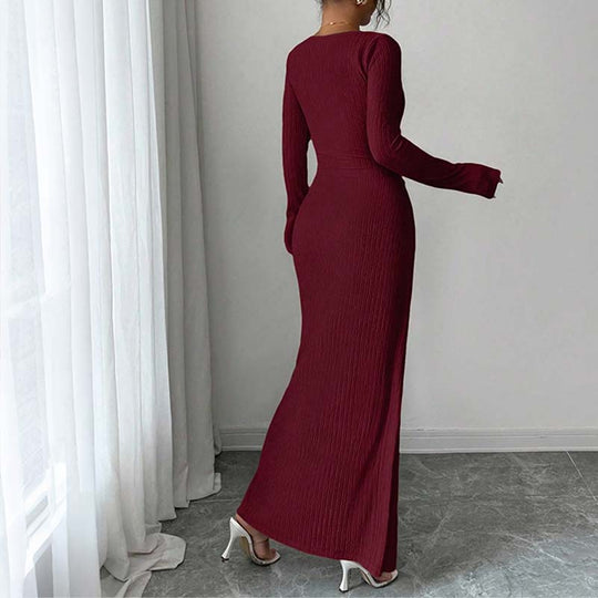 Elegantes, figurbetontes Kleid mit Spaghettiträgern und Spalte sowie eleganter Schnalle