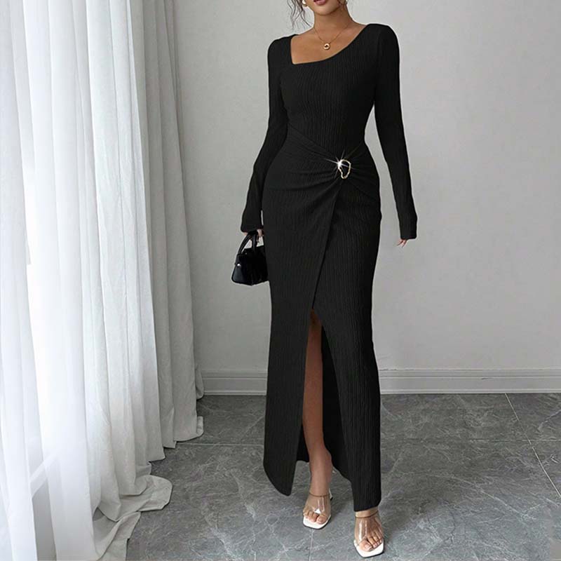 Elegantes, figurbetontes Kleid mit Spaghettiträgern und Spalte sowie eleganter Schnalle