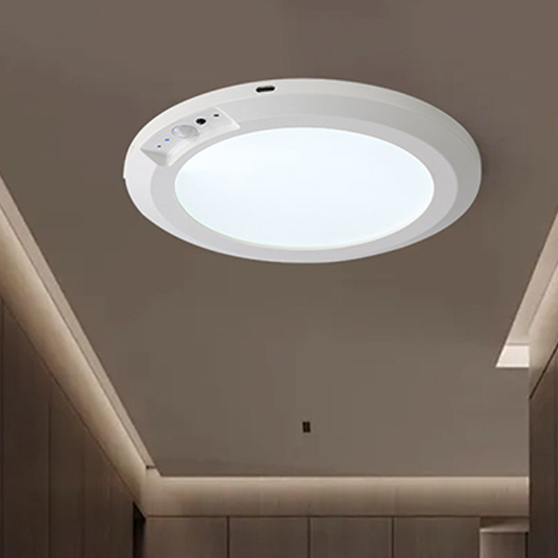 Wiederaufladbare Deckenleuchte mit Bewegungssensor, diese tragbare LED-Leuchte ist energieeffizient und wird mit Fernbedienung geliefert.  Es bietet drei einstellbare Lichtfarben und mehrere Helligkeitsstufen, so dass es für Innenschränke geeignet is