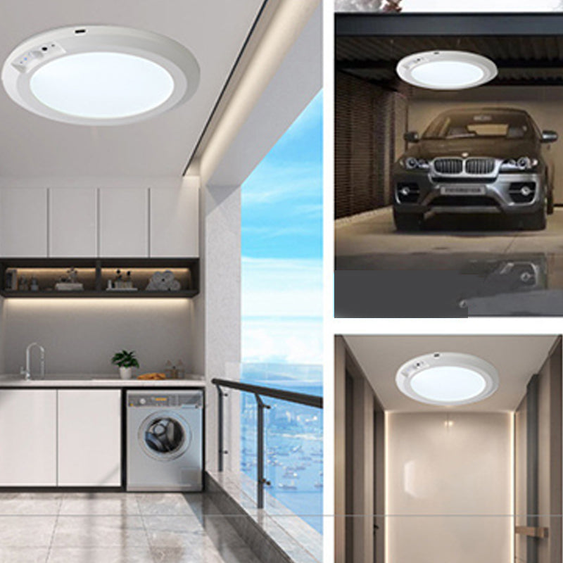 Wiederaufladbare Deckenleuchte mit Bewegungssensor, diese tragbare LED-Leuchte ist energieeffizient und wird mit Fernbedienung geliefert.  Es bietet drei einstellbare Lichtfarben und mehrere Helligkeitsstufen, so dass es für Innenschränke geeignet is