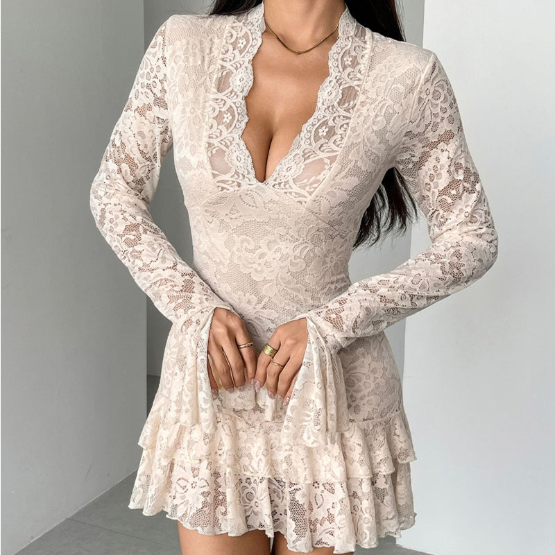 Elegantes Spitzenkleid mit V-Ausschnitt und Rüschenbesatz