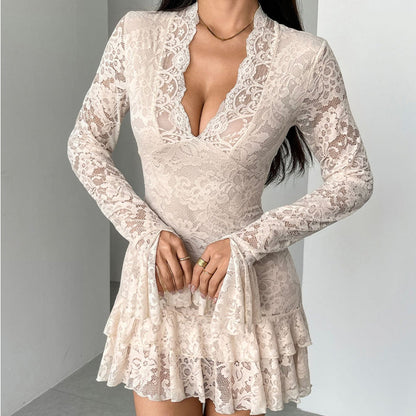 Elegantes Spitzenkleid mit V-Ausschnitt und Rüschenbesatz