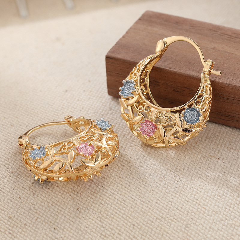 💛✨ Must‑Have! 🌙 Gold‑Plated Crescent Hoop Earrings with Enamel Flowers – Delicate floral charm &amp; everyday elegance, ideal for gifting 🌸