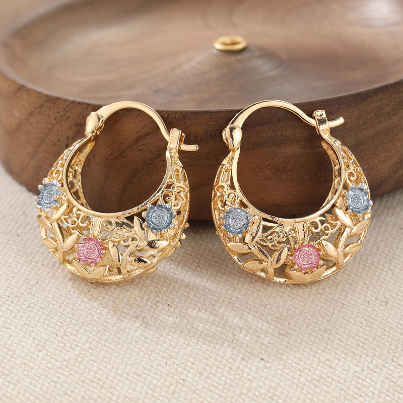 💛✨ Must‑Have! 🌙 Gold‑Plated Crescent Hoop Earrings with Enamel Flowers – Delicate floral charm &amp; everyday elegance, ideal for gifting 🌸